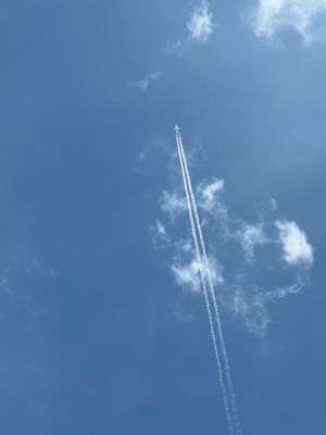 AP: Marea Britanie şi Google testează modificări ale rutelor de zbor pentru combaterea impactului aviaţiei asupra climei